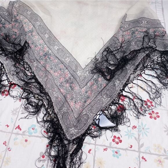 H&M White & Multiclrd FringePolyesterViscoseMetalicWomen'sSquare36×36" ShawlWrap - Picture 5 of 8